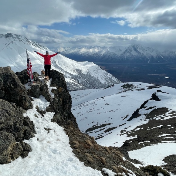 Your Alaskan Posher, Shelby! Let’s recycle fashion together 🌿🖤🏔🤩🙌🏼 - Picture 5 of 11